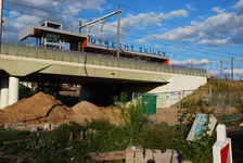 900082 Gezicht op het juist voltooide 4-sporige viaduct over de Cartesiusweg te Utrecht, met het nog niet geopende ...